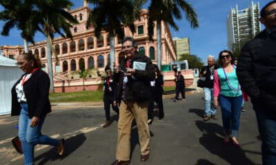 Imagen de archivo de periodistas y fotógrafos paraguayos en los alrededores del Palacio de López, en Asunción. EFE Daniel Piris