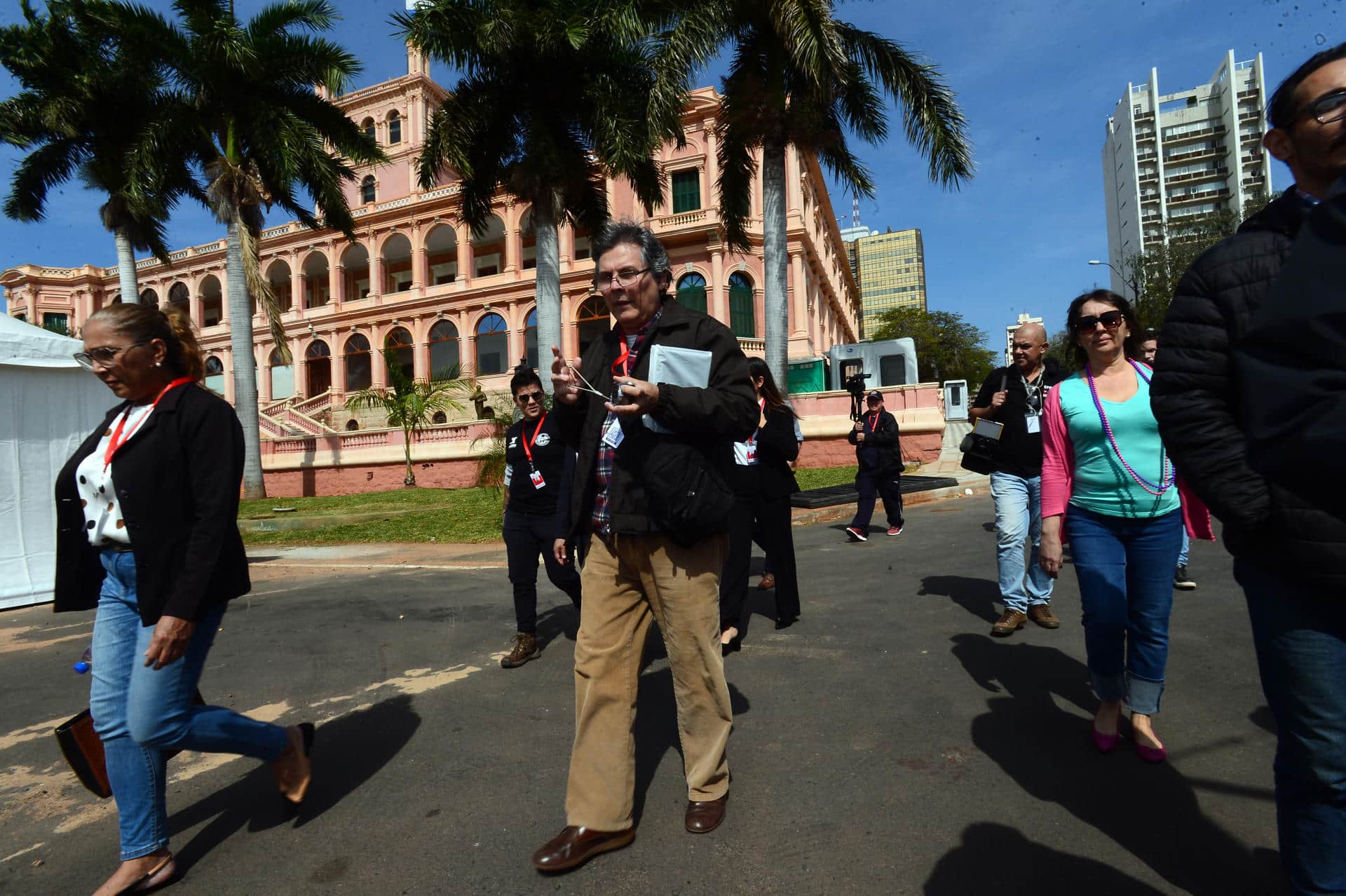 Imagen de archivo de periodistas y fotógrafos paraguayos en los alrededores del Palacio de López, en Asunción. EFE Daniel Piris