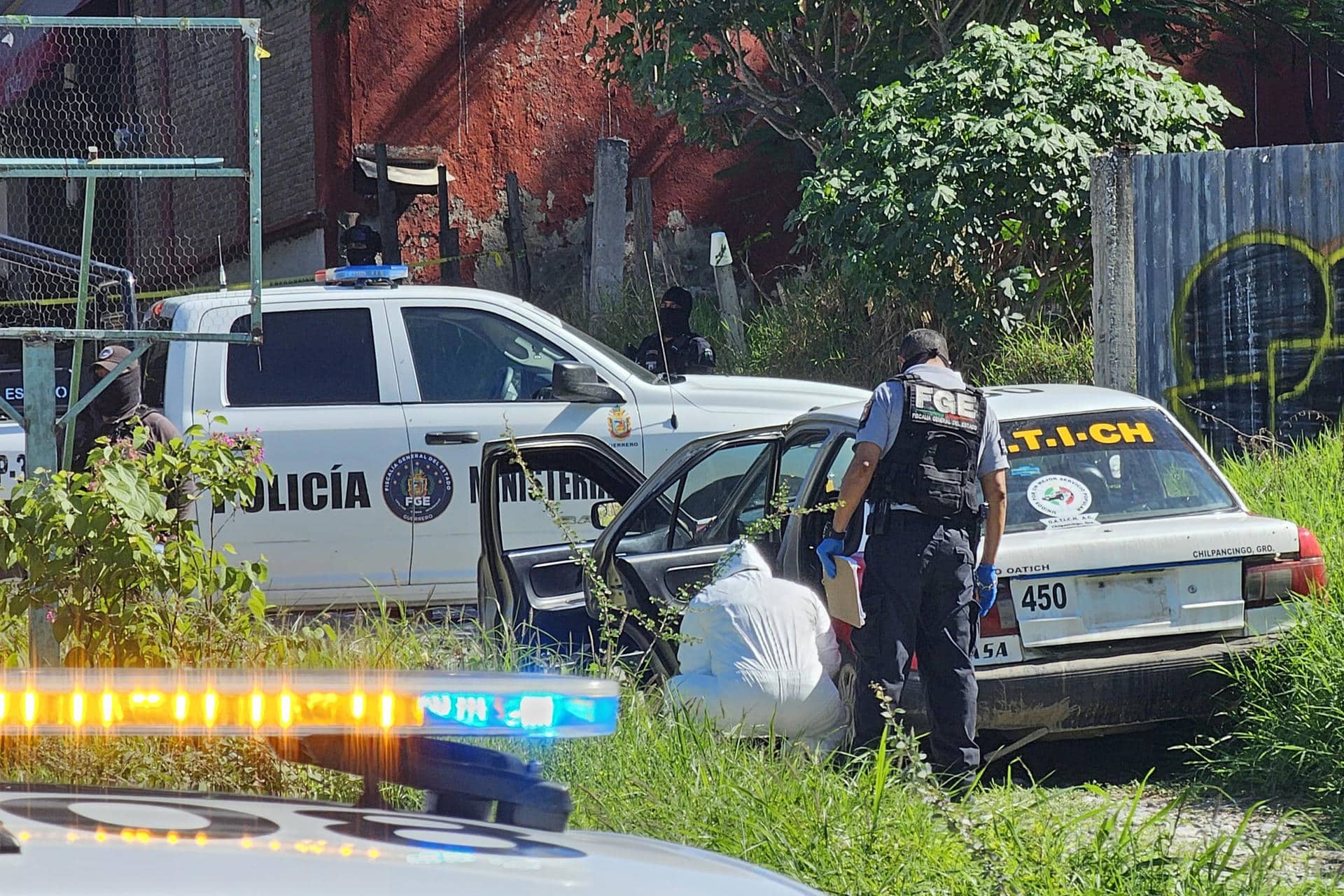 Imagen de archivo de forenses que trabajan en la zona donde fueron hallados cuerpos sin vida al interior de un vehículo en Chilpancingo, en el estado de Guerrero (México). EFE/ José Luis De La Cruz