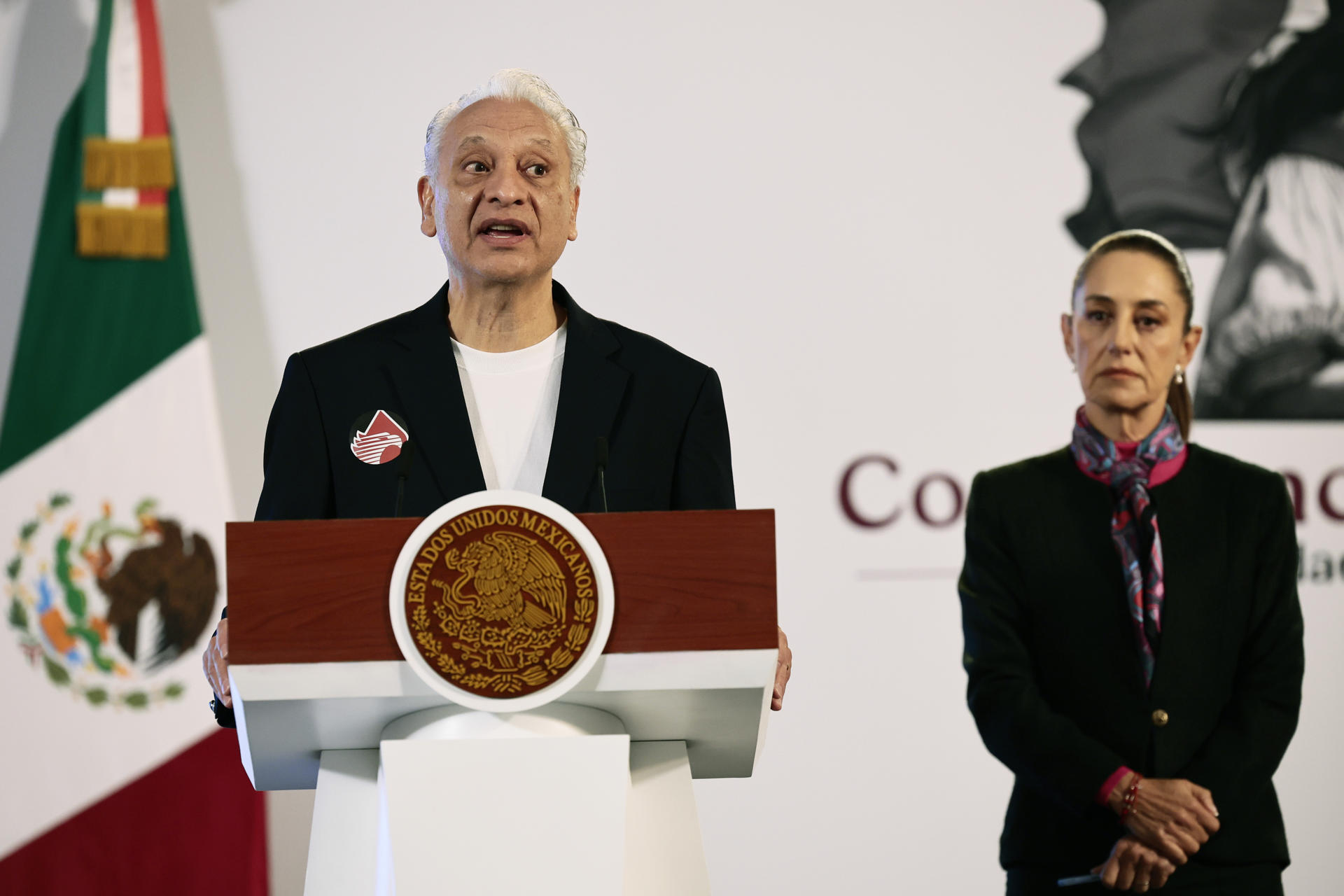 El director general de Petróleos Mexicanos, Víctor Rodríguez, participa este viernes durante la conferencia de prensa matutina de la presidenta de México, Claudia Sheinbaum, en Palacio Nacional de la Ciudad de México (México). EFE/ José Méndez