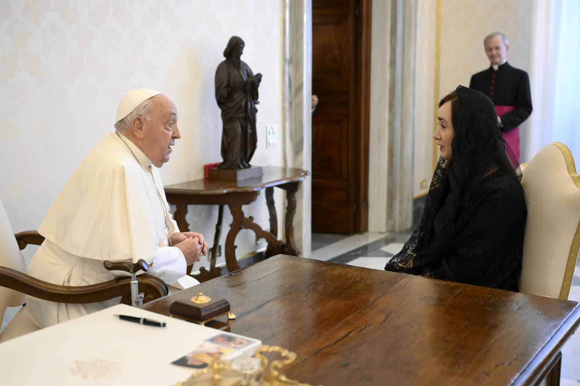 El papa Francisco recibe este lunes a la vicepresidenta de Argentina, Victoria Villarruel, en una audiencia privada en el Vaticano. EFE/ Vatican Media/Mario Tomassetti /SOLO USO EDITORIAL/SOLO DISPONIBLE PARA ILUSTRAR LA NOTICIA QUE ACOMPAÑA (CRÉDITO OBLIGATORIO)