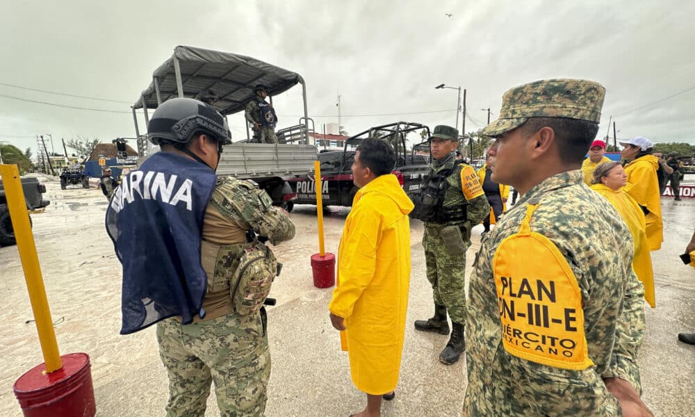 Elementos de la Marina y del Ejército mexicano realizan un recorrido para evaluar los daños provocados por el paso del huracán Milton, este martes en Cancún (México). EFE/Alonso Cupul