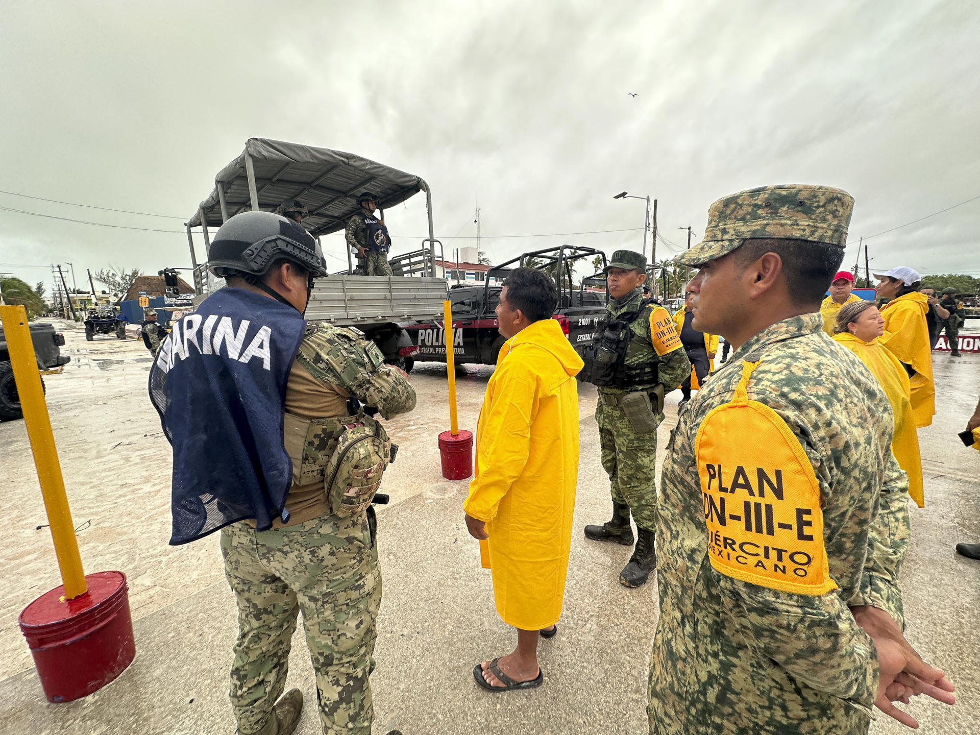 Elementos de la Marina y del Ejército mexicano realizan un recorrido para evaluar los daños provocados por el paso del huracán Milton, este martes en Cancún (México). EFE/Alonso Cupul