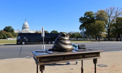 Fotografía de una figura en bronce de un escritorio con un excremento encima, instalado en el National Mall cerca del Capitolio, este 24 de octubre de 2024 en Washington (EE. UU.). EFE/Octavio Guzmán