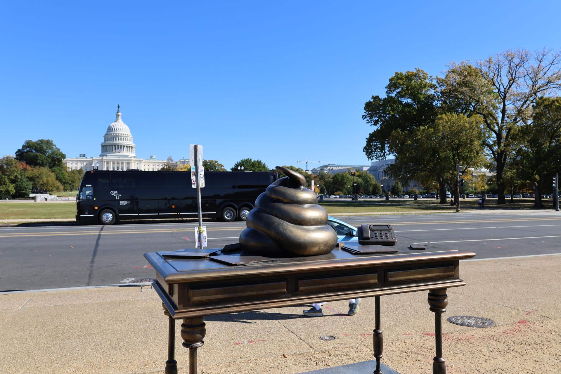 Fotografía de una figura en bronce de un escritorio con un excremento encima, instalado en el National Mall cerca del Capitolio, este 24 de octubre de 2024 en Washington (EE. UU.). EFE/Octavio Guzmán