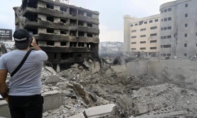 Un hombre toma fotos el lunes de los daños causados tras un ataque aéreo israelí en la carretera del aeropuerto en el suburbio sur de Beirut, Líbano, 07 de octubre de 2024. Según el ministro de Sanidad libanés, más de 2.000 personas han muerto y más de 9.600 han resultado heridas en Líbano desde el comienzo del conflicto entre Israel y Hezbolá. EFE/WAEL HAMZEH