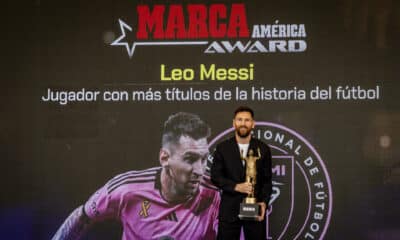 El futbolista argentino Lionel Messi sostiene la copa del Premio Marca América durante una ceremonia en el Estadio Chase en Fort Lauderdale, en Florida (Estados Unidos). EFE/Eva Marie Uzcátegui