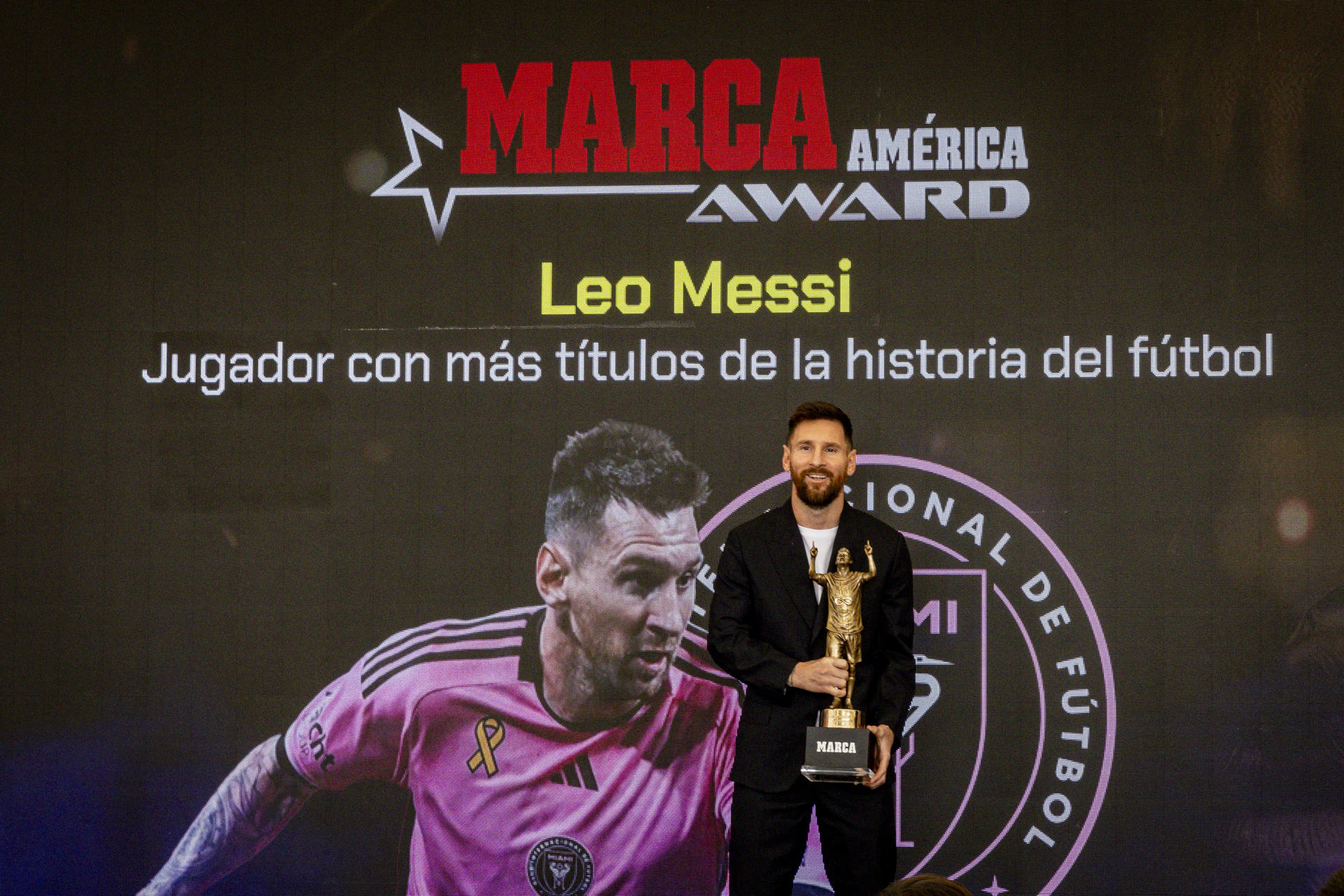 El futbolista argentino Lionel Messi sostiene la copa del Premio Marca América durante una ceremonia en el Estadio Chase en Fort Lauderdale, en Florida (Estados Unidos). EFE/Eva Marie Uzcátegui