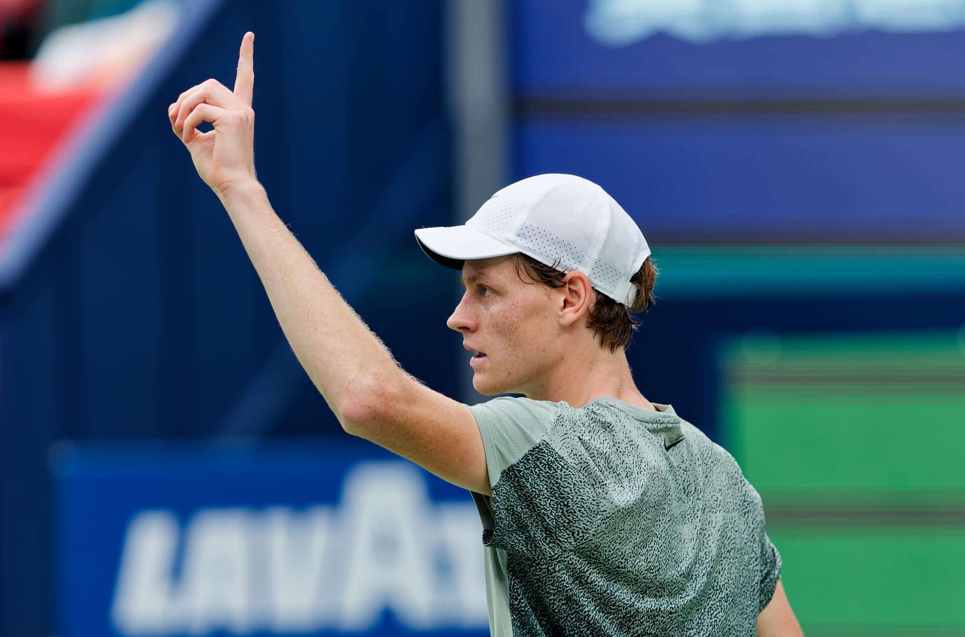 Jannik Sinner durante el partido de este jueves en el Masters de Shanghái. EFE/EPA/ALEX PLAVEVSKI