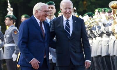 El presidente alemán, Frank-Walter Steinmeier (izq.), y el presidente estadounidense, Joe Biden, asisten a una recepción con honores militares durante la visita de este último al Palacio Bellevue en Berlín, Alemania, el 18 de octubre de 2024.EFE/EPA/CLEMENS BILAN