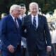 El presidente alemán, Frank-Walter Steinmeier (izq.), y el presidente estadounidense, Joe Biden, asisten a una recepción con honores militares durante la visita de este último al Palacio Bellevue en Berlín, Alemania, el 18 de octubre de 2024.EFE/EPA/CLEMENS BILAN