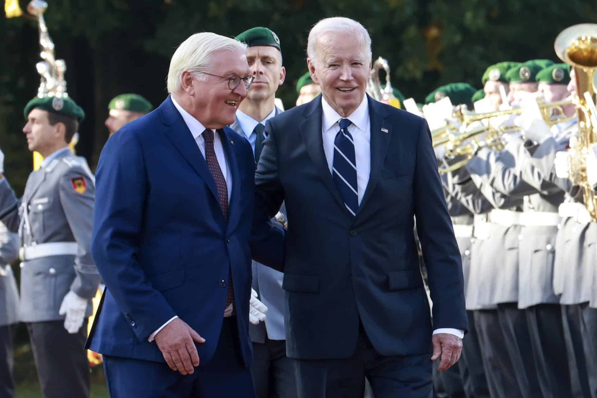 El presidente alemán, Frank-Walter Steinmeier (izq.), y el presidente estadounidense, Joe Biden, asisten a una recepción con honores militares durante la visita de este último al Palacio Bellevue en Berlín, Alemania, el 18 de octubre de 2024.EFE/EPA/CLEMENS BILAN