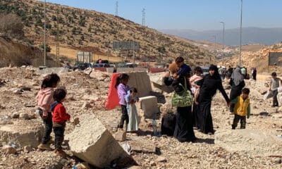 Desplazados por el conflicto atraviesan el paso fronterizo de Masnaa entre Líbano y Siria. EFE/ Noemí Jabois