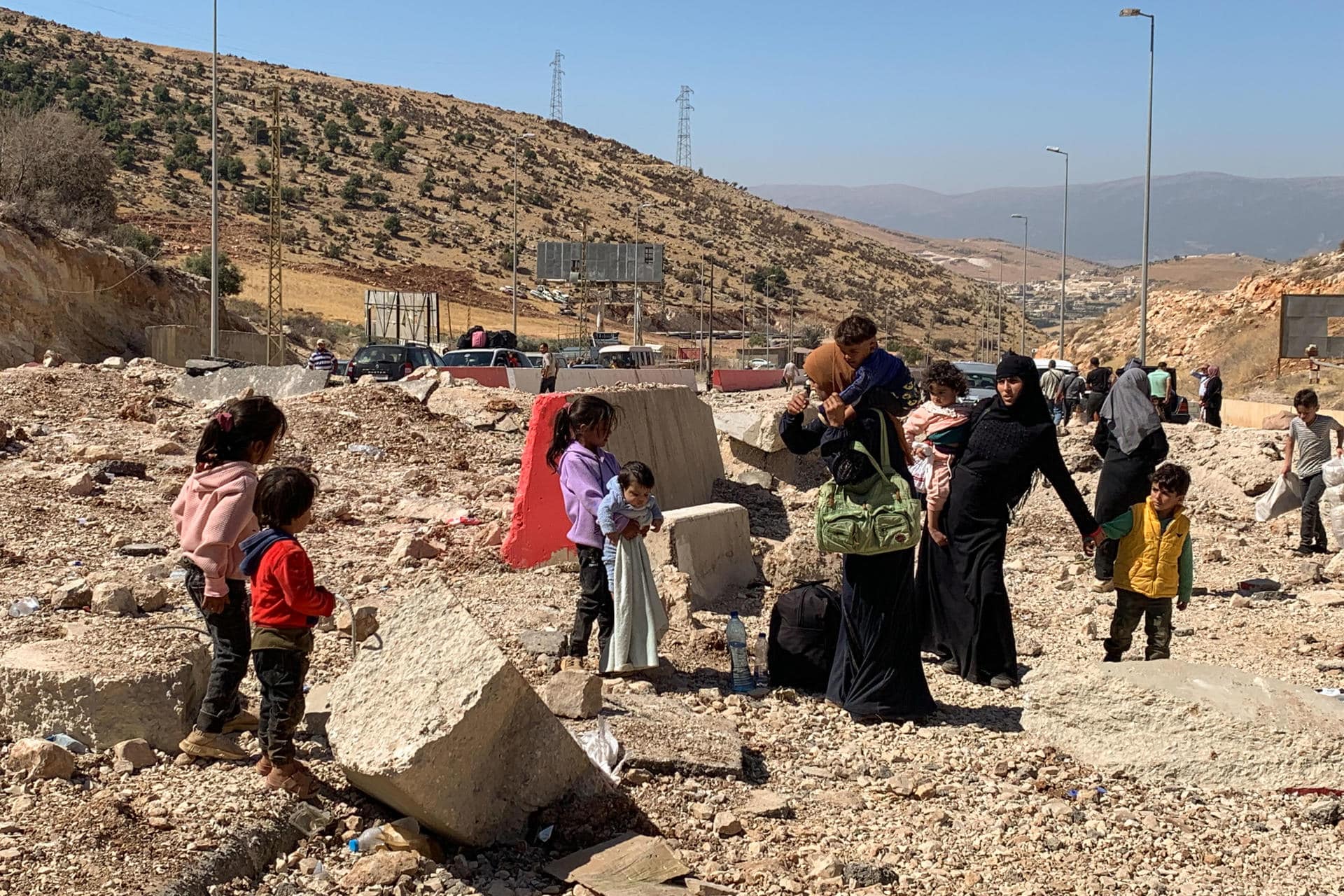 Desplazados por el conflicto atraviesan el paso fronterizo de Masnaa entre Líbano y Siria. EFE/ Noemí Jabois