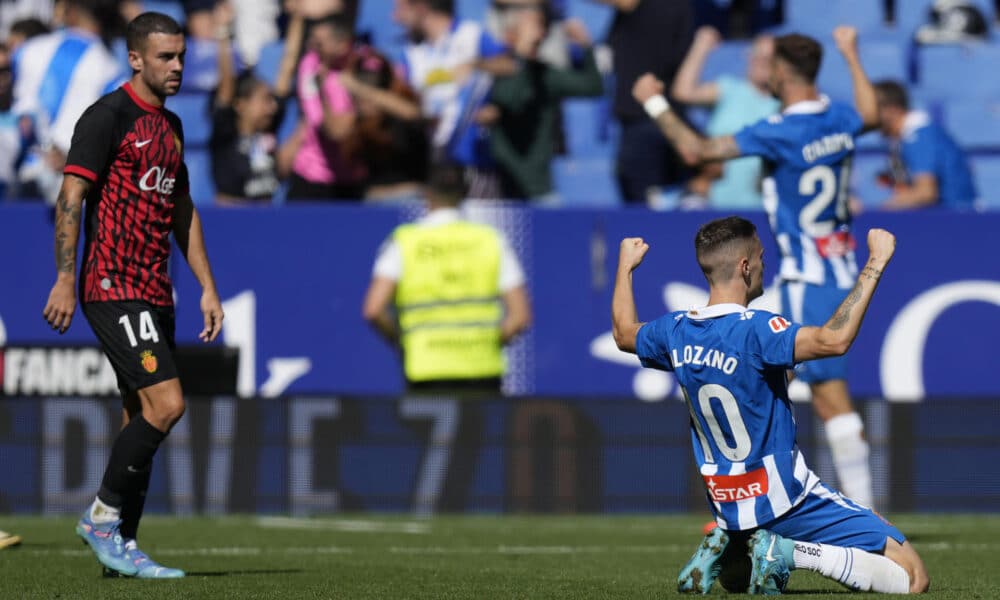 El jugador del Espanyol Pol Lozano celebra un gol durante el partido de LaLiga disputado frente al RCD Mallorca este sábado en el RCDE Stadium. EFE/ Enric Fontcuberta