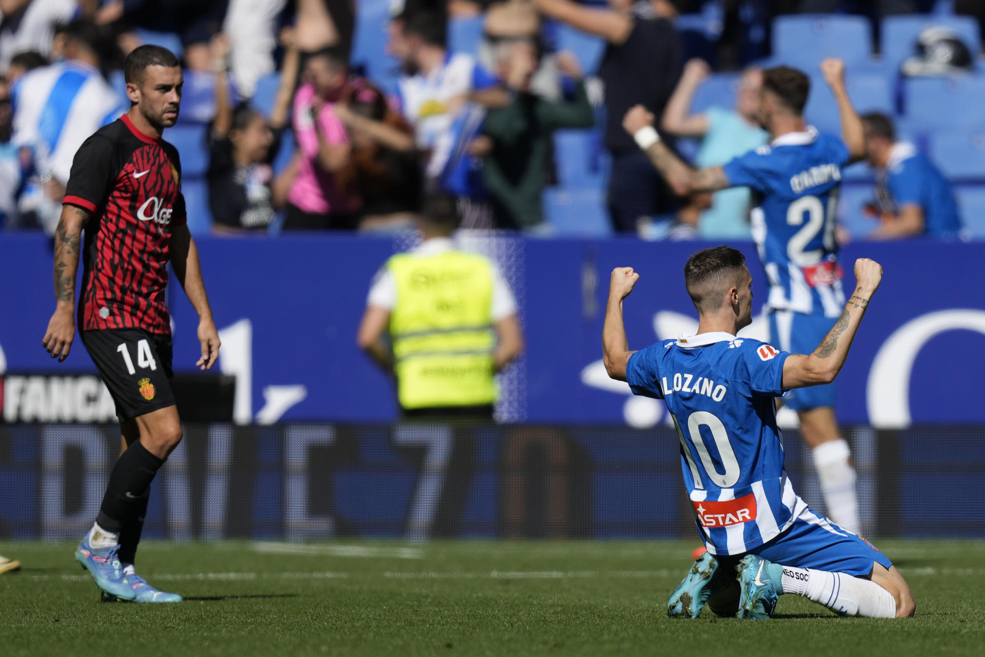 El jugador del Espanyol Pol Lozano celebra un gol durante el partido de LaLiga disputado frente al RCD Mallorca este sábado en el RCDE Stadium. EFE/ Enric Fontcuberta