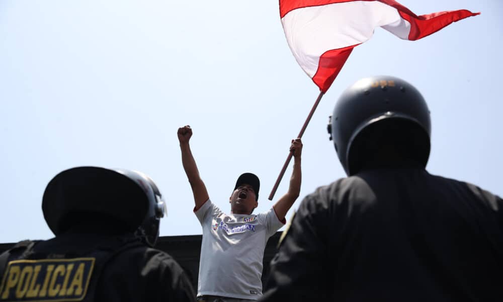 Una persona grita durante en un paro convocado por gremios de transporte y comercio este miércoles, frente al Congreso Nacional en Lima (Perú). EFE/ Paolo Aguilar