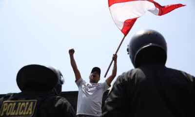 Una persona grita durante en un paro convocado por gremios de transporte y comercio este miércoles, frente al Congreso Nacional en Lima (Perú). EFE/ Paolo Aguilar