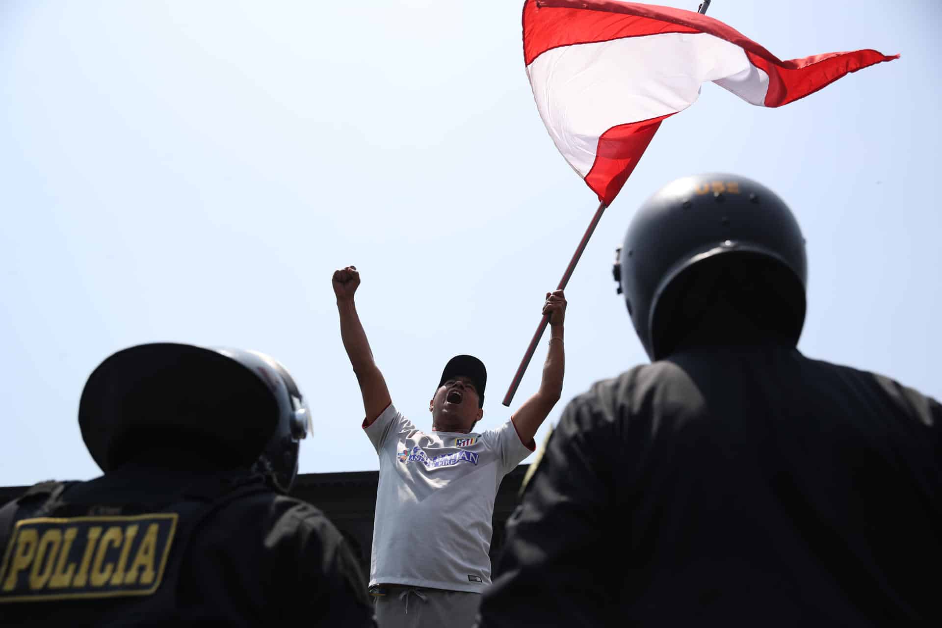 Una persona grita durante en un paro convocado por gremios de transporte y comercio este miércoles, frente al Congreso Nacional en Lima (Perú). EFE/ Paolo Aguilar