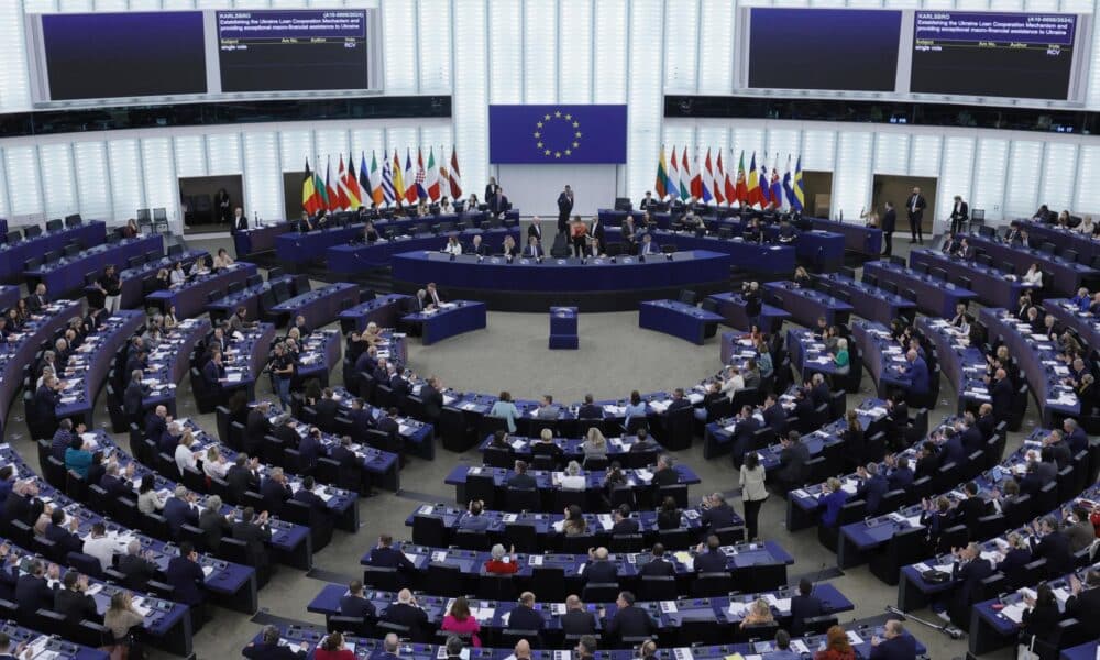 Los miembros del Parlamento asisten a las votaciones en el Parlamento Europeo en Estrasburgo, Francia, el 22 de octubre de 2024. EFE/EPA/RONALD WITTEK