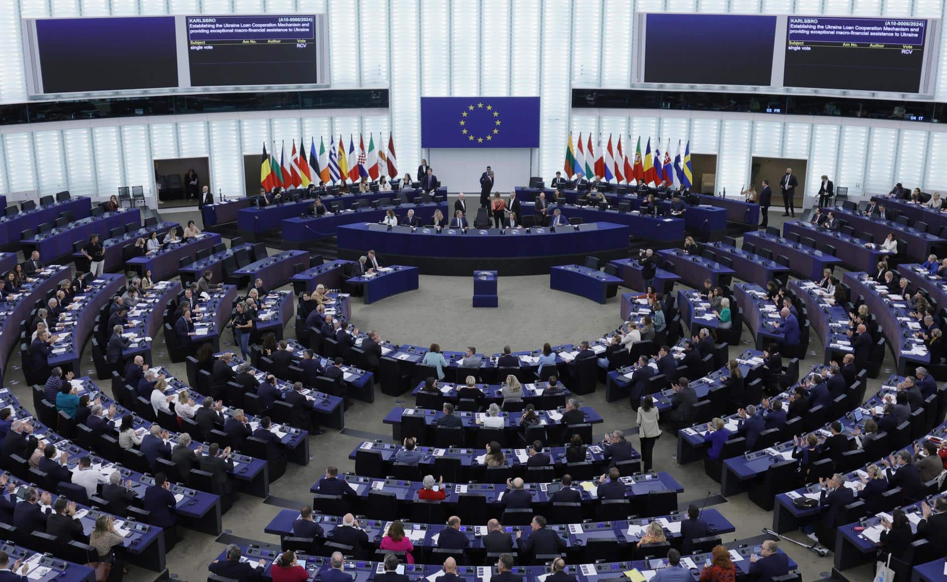 Los miembros del Parlamento asisten a las votaciones en el Parlamento Europeo en Estrasburgo, Francia, el 22 de octubre de 2024. EFE/EPA/RONALD WITTEK