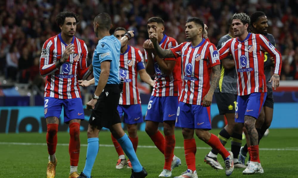 Los jugadores del Atlético discuten con el árbitro un penalti en contra durante el partido de la Liga de Campeones que Atlético de Madrid y Lille disputan este miércoles en el estadio Metropolitano. EFE/ Juanjo Martín