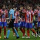 Los jugadores del Atlético discuten con el árbitro un penalti en contra durante el partido de la Liga de Campeones que Atlético de Madrid y Lille disputan este miércoles en el estadio Metropolitano. EFE/ Juanjo Martín