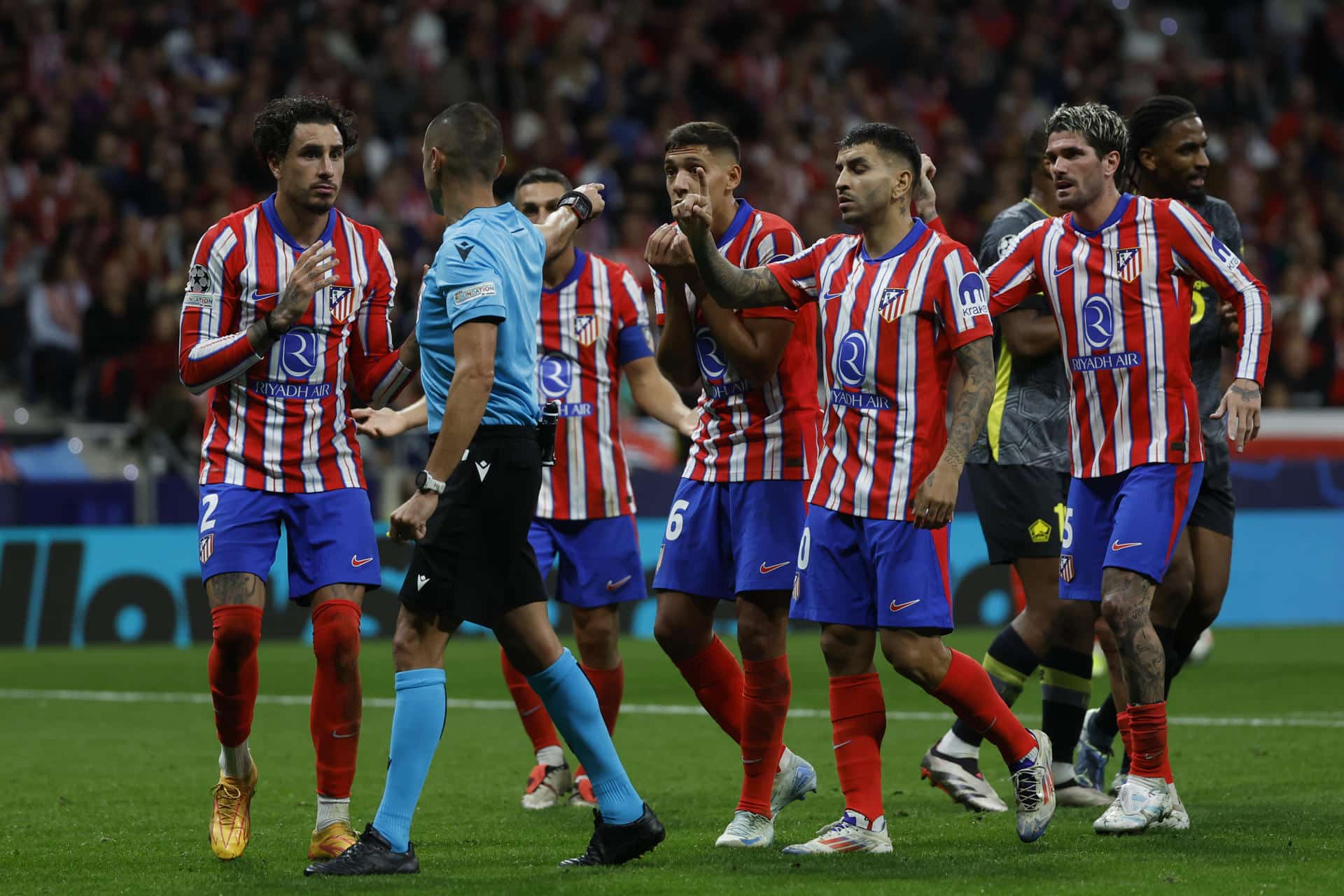 Los jugadores del Atlético discuten con el árbitro un penalti en contra durante el partido de la Liga de Campeones que Atlético de Madrid y Lille disputan este miércoles en el estadio Metropolitano. EFE/ Juanjo Martín