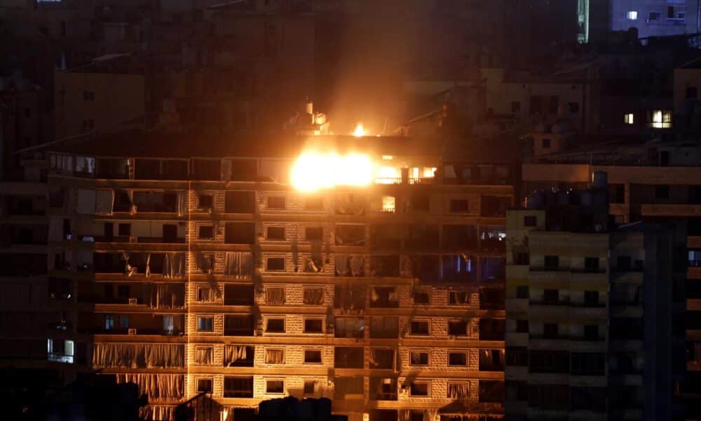 El humo se eleva tras un ataque aéreo israelí en el suburbio sur de Beirut, Líbano, en la madrugada del 4 de octubre de 2024. EFE/EPA/STRINGER