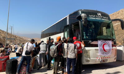 Uno de los autobuses que trasladan a desplazados de los ataques israelíes sobre el Líbano hacia Siria. EFE/ Noemí Jabois