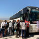 Uno de los autobuses que trasladan a desplazados de los ataques israelíes sobre el Líbano hacia Siria. EFE/ Noemí Jabois