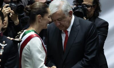 La presidenta de México Claudia Sheinbaum (i) acompañada del mandatario saliente, Andrés Manuel López Obrador (d), (2018-2024), conversan al termino de la toma de protesta en la Cámara de Diputados este martes en la Ciudad de México (México). EFE/José Méndez