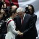 La presidenta de México Claudia Sheinbaum (i) acompañada del mandatario saliente, Andrés Manuel López Obrador (d), (2018-2024), conversan al termino de la toma de protesta en la Cámara de Diputados este martes en la Ciudad de México (México). EFE/José Méndez