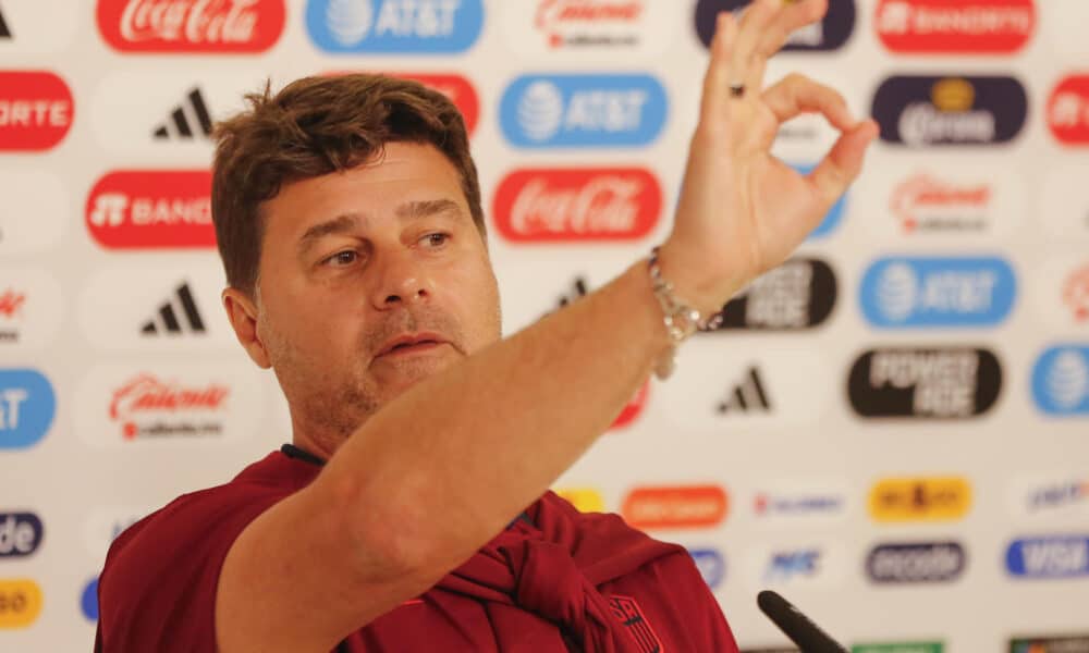 El entrenador de la selección de Estados Unidos de fútbol, el argentino Mauricio Pochettino habla durante una rueda de prensa, tras un entrenamiento este lunes, previo a un partido amistoso ante la selección mexicana de fútbol, en el Estadio Akron de la ciudad de Guadalajara, Jalisco (México). EFE/ Francisco Guasco