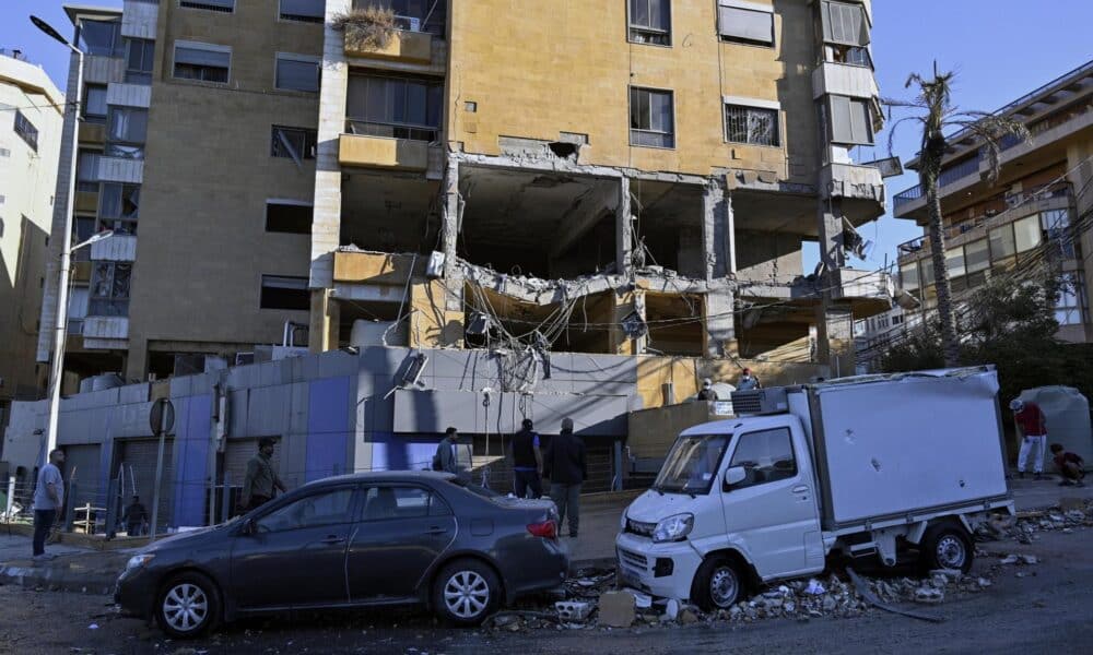 Edificio bombardeado por Israel en el distrito de Jnah en Beirut. EFE/EPA/WAEL HAMZEH