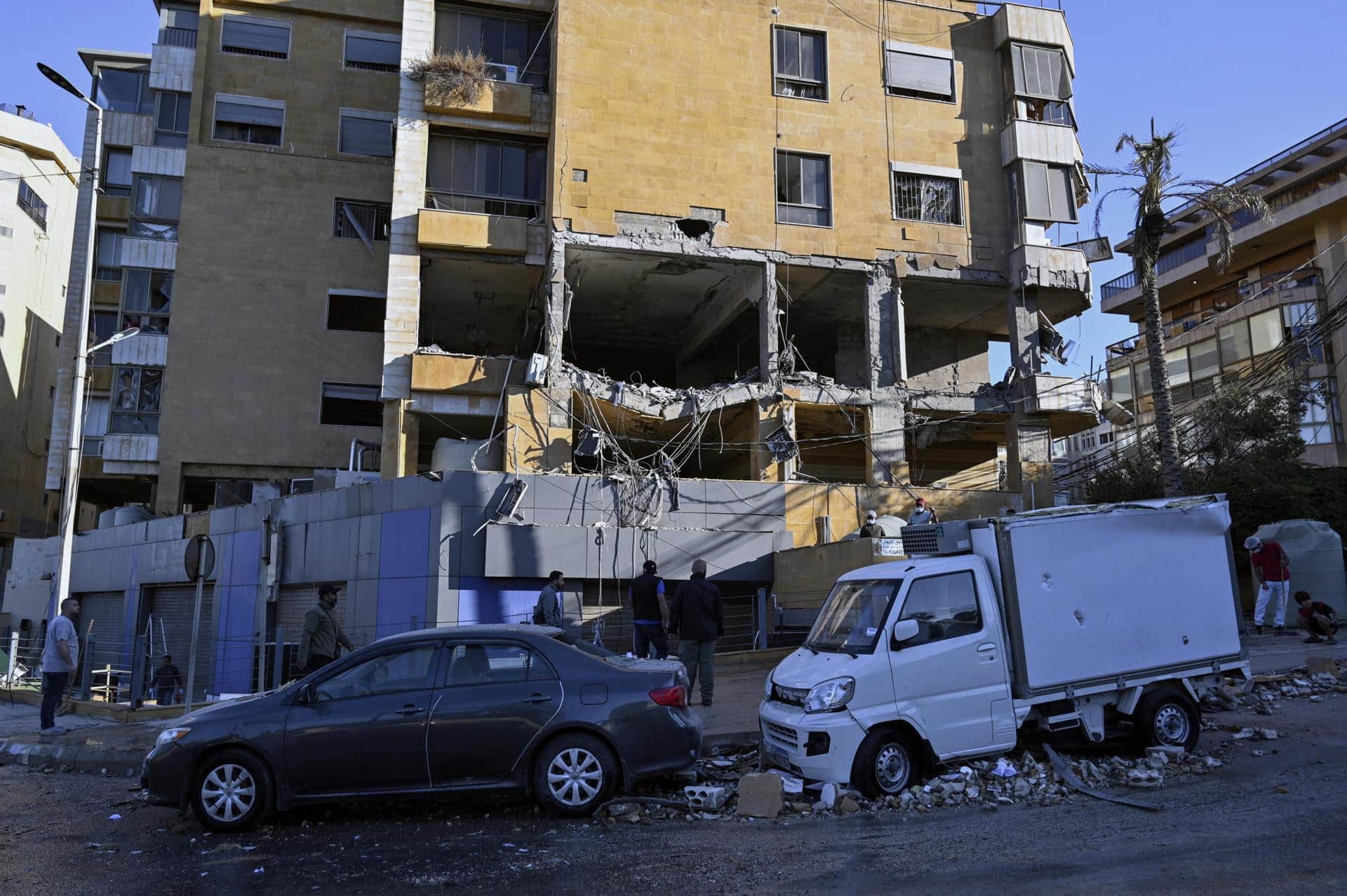 Edificio bombardeado por Israel en el distrito de Jnah en Beirut. EFE/EPA/WAEL HAMZEH