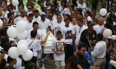 Familiares y amigos asisten al funeral de la niña Sofía Delgado este 19 de octubre de 2024, en Candelaria (Colombi). EFE/ Ernesto Guzmán