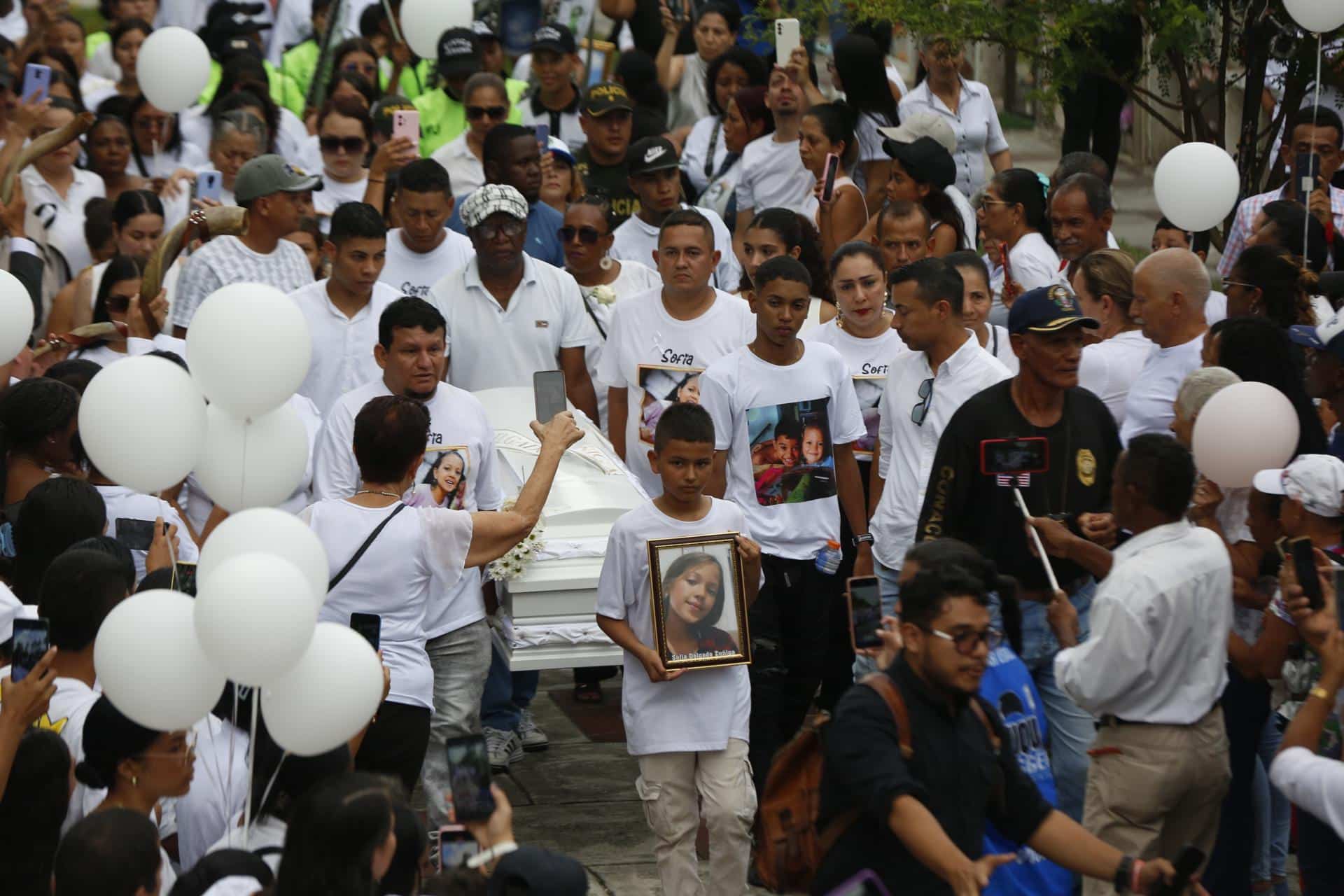 Familiares y amigos asisten al funeral de la niña Sofía Delgado este 19 de octubre de 2024, en Candelaria (Colombi). EFE/ Ernesto Guzmán