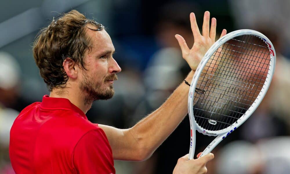 El ruso Daniil Medvedev aplaude durante su partido individual masculino contra el italiano Matteo Arnaldi en el Abierto de Shanghai, China. EFE/EPA/ALEX PLAVEVSKI