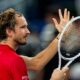 El ruso Daniil Medvedev aplaude durante su partido individual masculino contra el italiano Matteo Arnaldi en el Abierto de Shanghai, China. EFE/EPA/ALEX PLAVEVSKI