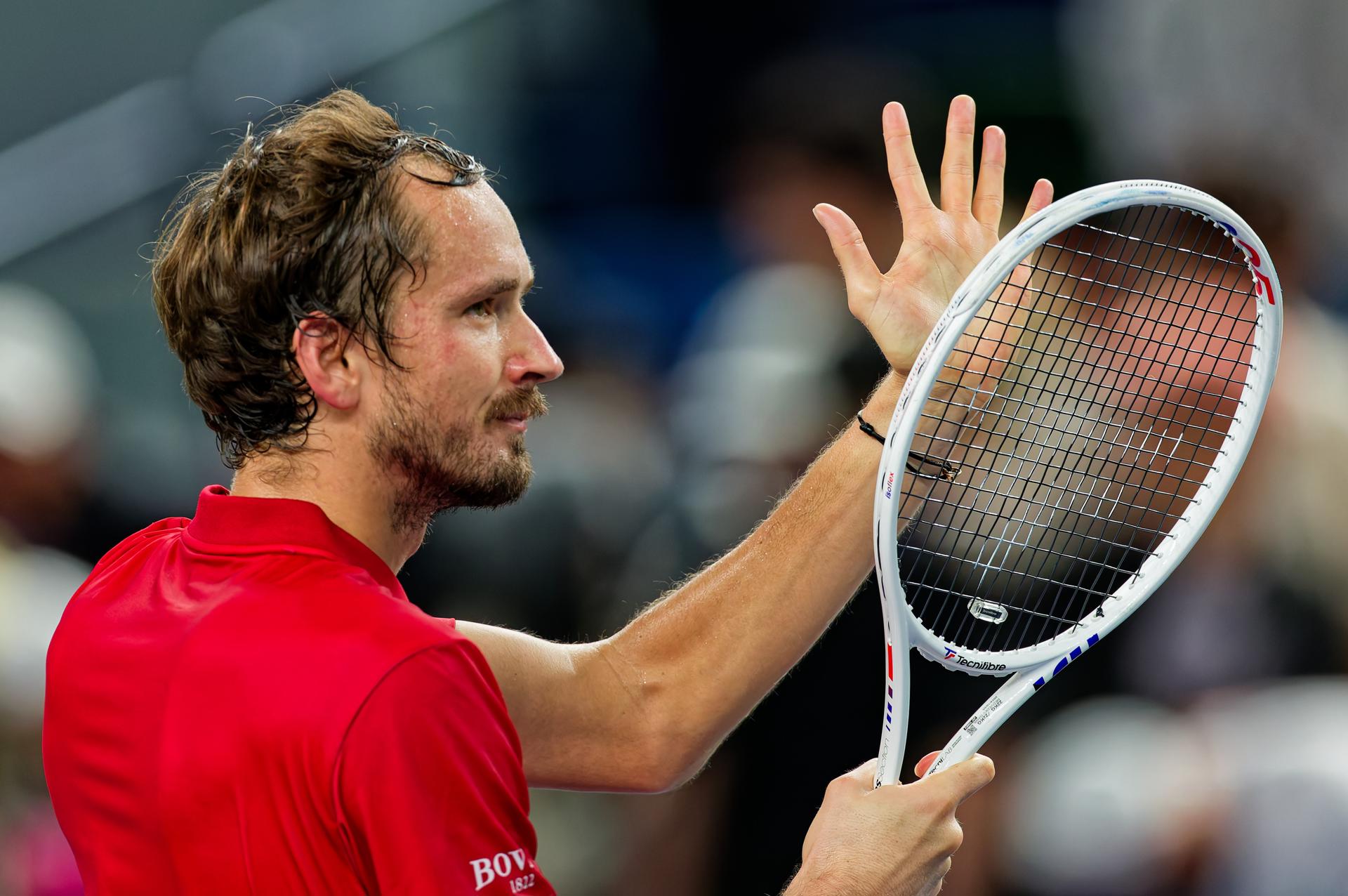 El ruso Daniil Medvedev aplaude durante su partido individual masculino contra el italiano Matteo Arnaldi en el Abierto de Shanghai, China. EFE/EPA/ALEX PLAVEVSKI