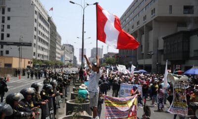 Un hombre grita durante un paro convocado por gremios de transporte y comercio este miércoles, frente al Congreso Nacional en Lima (Perú). EFE/ Paolo Aguilar