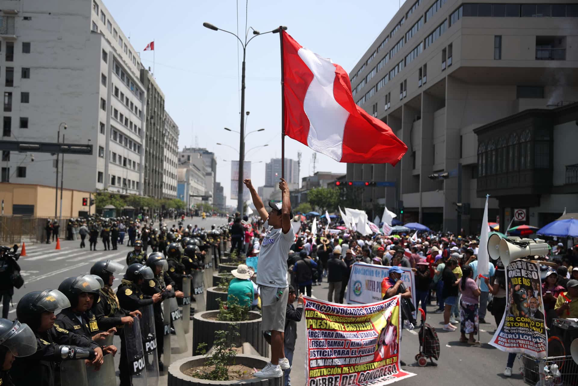 Un hombre grita durante un paro convocado por gremios de transporte y comercio este miércoles, frente al Congreso Nacional en Lima (Perú). EFE/ Paolo Aguilar