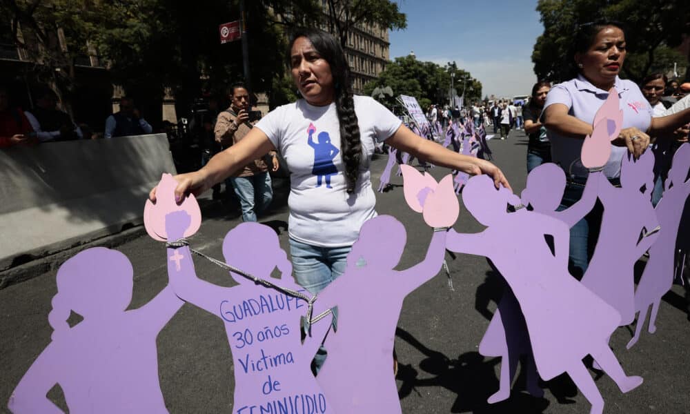 Mujeres colocan figuras de víctimas de feminicidio, durante una protesta frente a la Suprema Corte de Justicia de la Nación, este jueves en la Ciudad de México (México). EFE/José Méndez