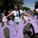 Mujeres colocan figuras de víctimas de feminicidio, durante una protesta frente a la Suprema Corte de Justicia de la Nación, este jueves en la Ciudad de México (México). EFE/José Méndez