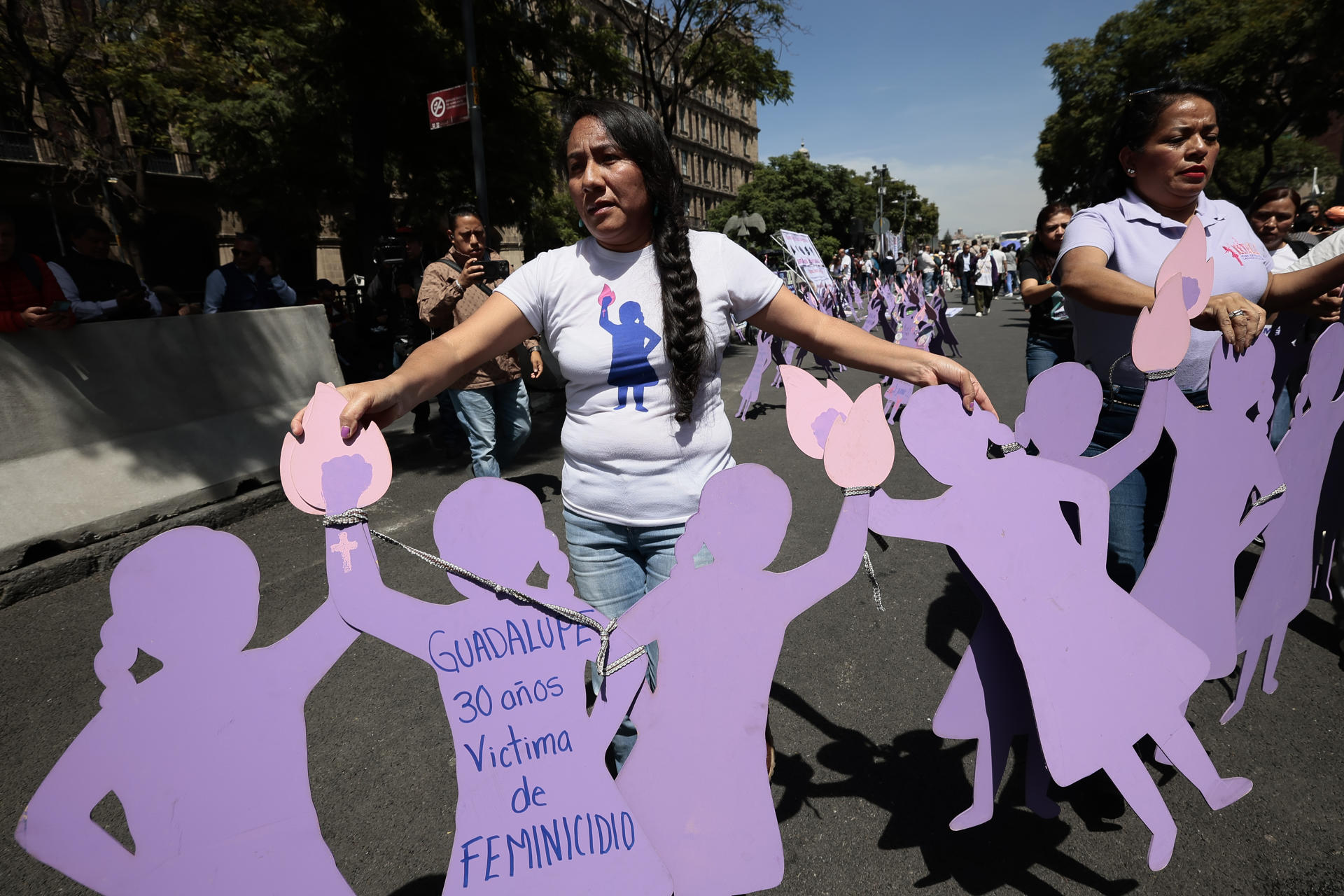 Mujeres colocan figuras de víctimas de feminicidio, durante una protesta frente a la Suprema Corte de Justicia de la Nación, este jueves en la Ciudad de México (México). EFE/José Méndez