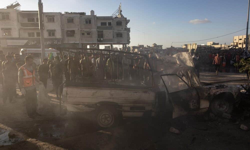 Palestinos inspeccionan el lugar de un ataque aéreo israelí contra dos vehículos civiles en el que fueron asesinadas al menos a seis personas en el campo de refugiados de Khan Younis, en el sur de la Franja de Gaza, el 09 de octubre de 2024. 
EFE/EPA/HAITHAM IMAD