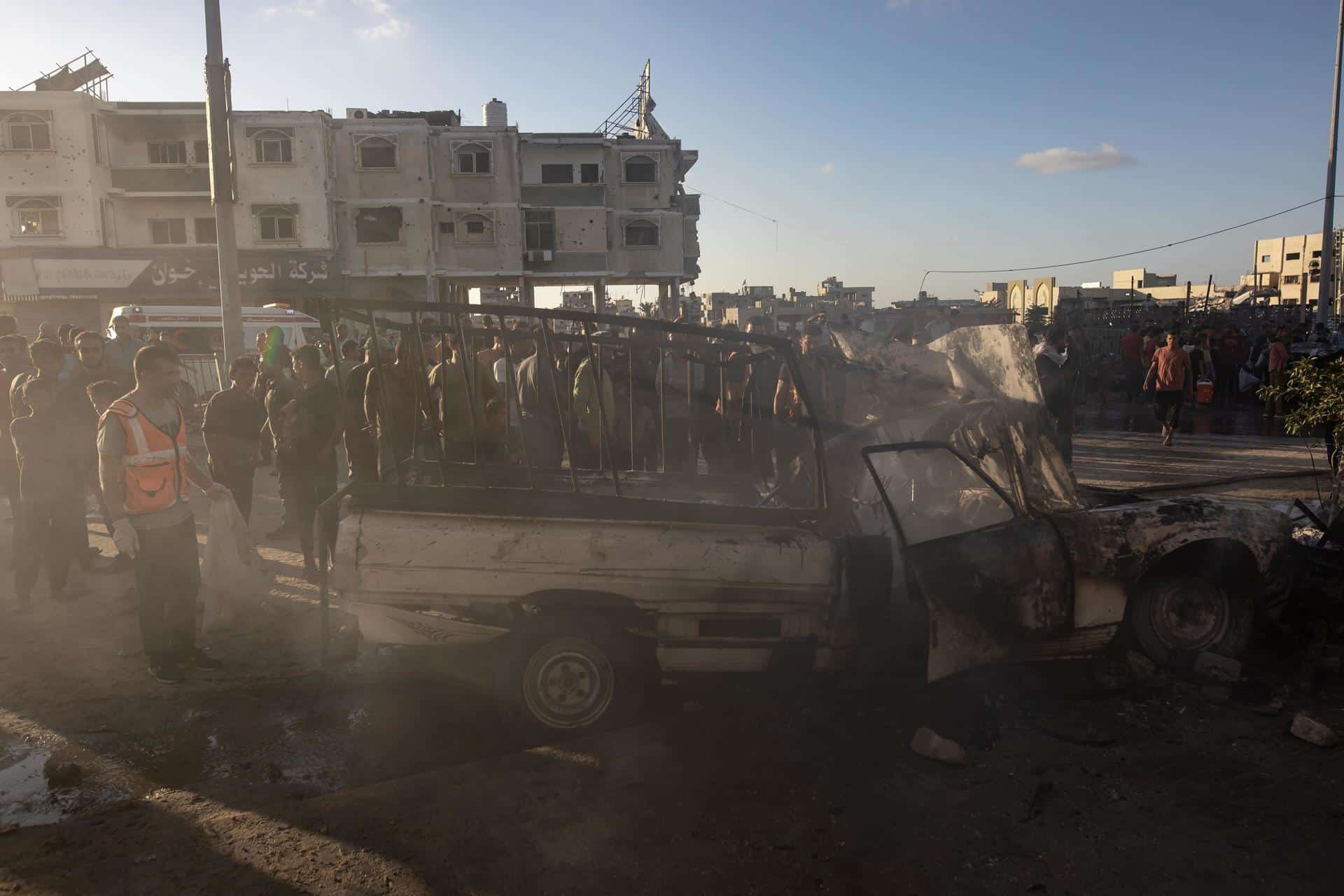 Palestinos inspeccionan el lugar de un ataque aéreo israelí contra dos vehículos civiles en el que fueron asesinadas al menos a seis personas en el campo de refugiados de Khan Younis, en el sur de la Franja de Gaza, el 09 de octubre de 2024. 
EFE/EPA/HAITHAM IMAD