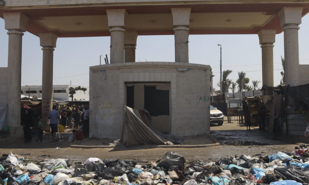 En la imagen de archivo, la basura se acumula en enormes vertederos junto a los campamentos de tiendas de campaña la Franja de Gaza. EFE