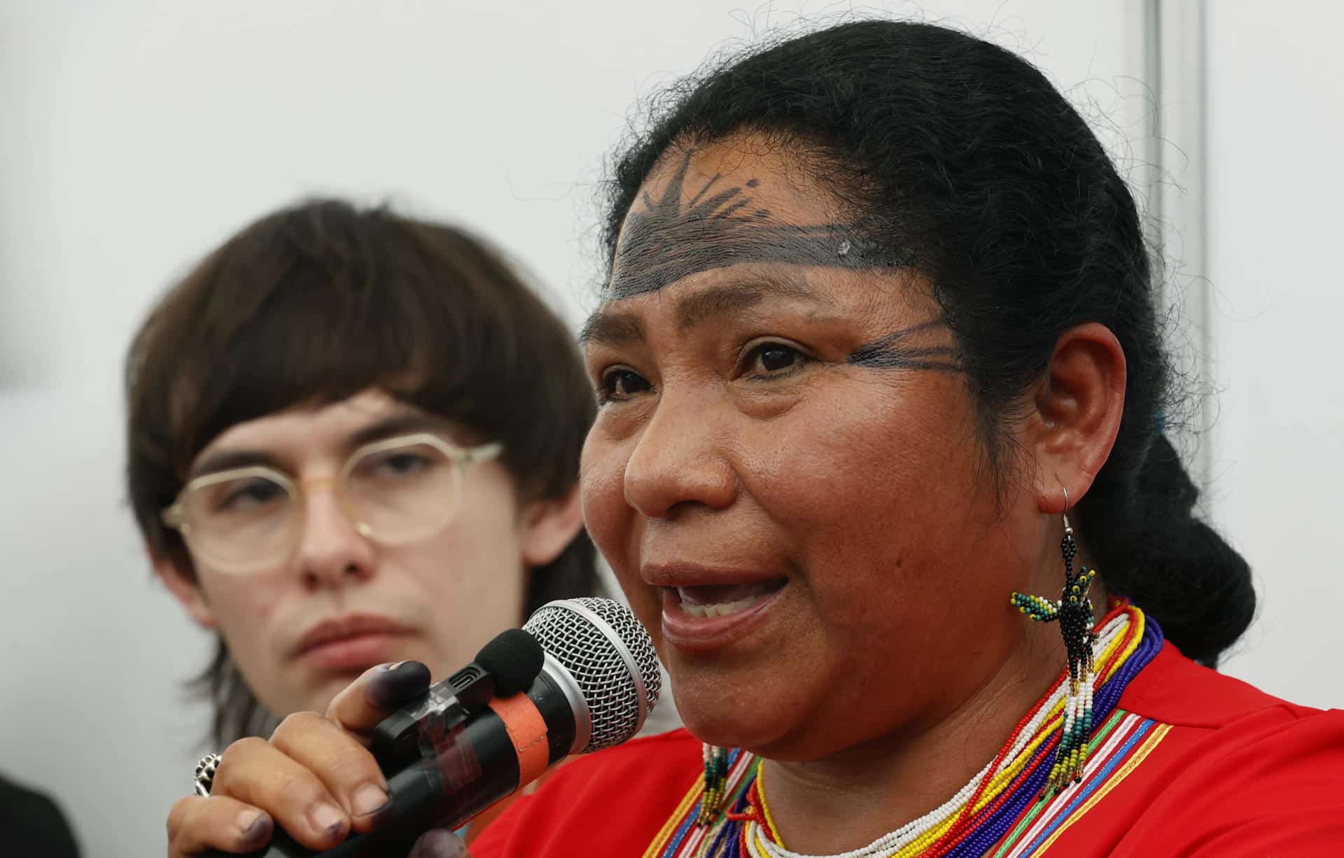 Una mujer indígena participa en un foro de la COP16 este 22 de octubre de 2024, en Cali (Colombia). EFE/Mauricio Dueñas Castañeda